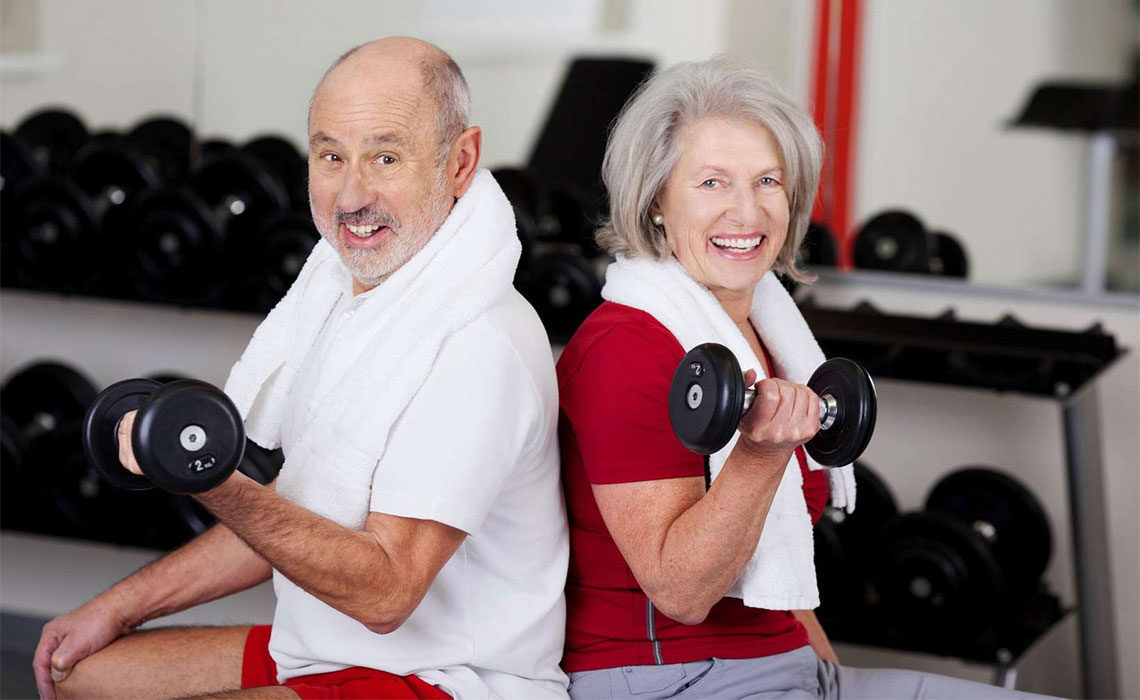 мужчина и женщина за 60 лет занимается спортом